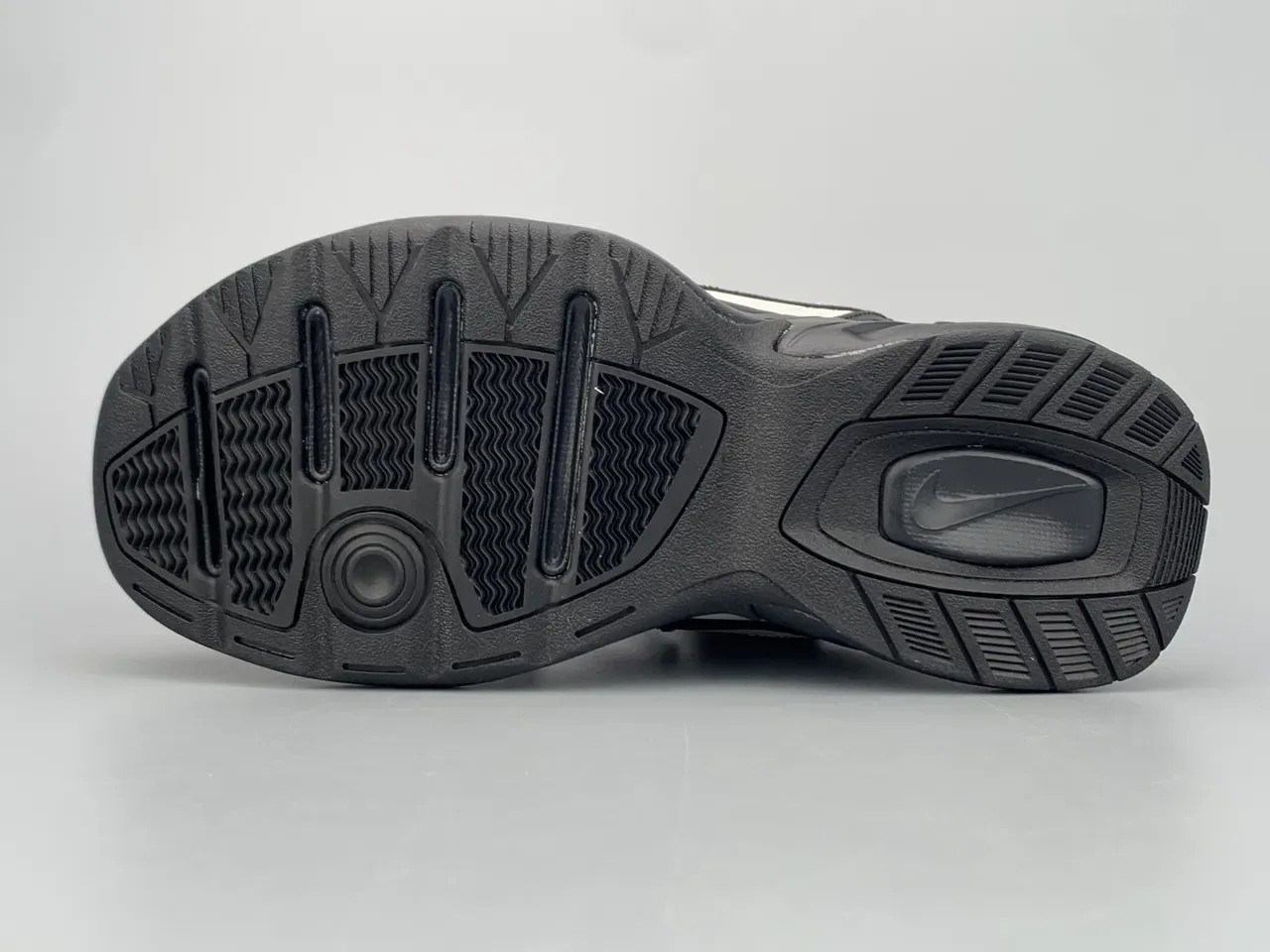 Nike Chaussures Lifestyle Noir Blanc Semelle Médiane Chunky Sculptée En Cuir Synthétique Et Cuir Supérieur En Couches 8