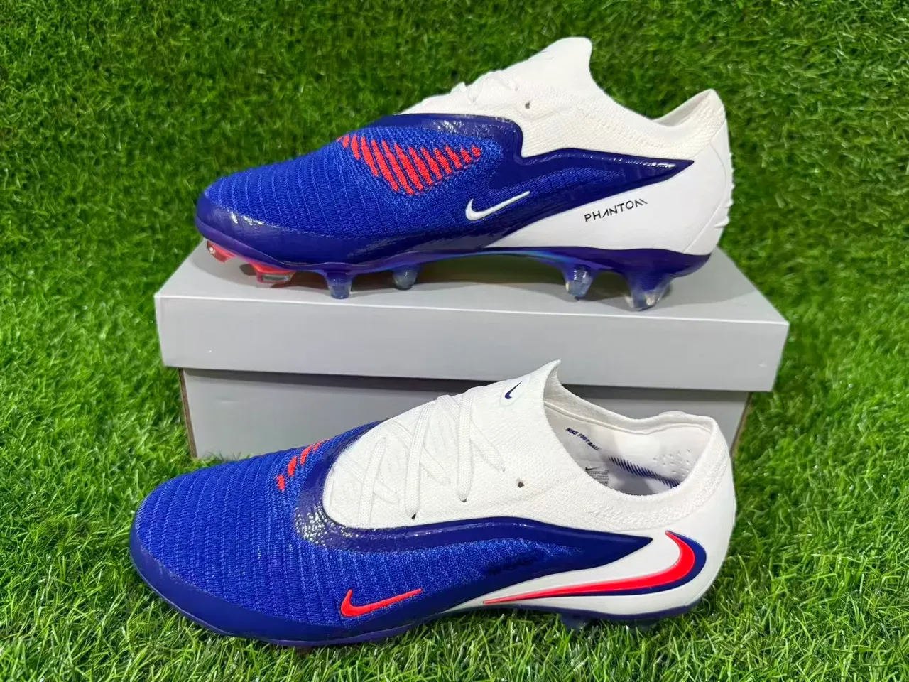 نایک حذاء كرة قدم أزرق أبيض منخفض، وجه من الخيوط، كولار ديناميكي، للأرض الصلبة 7