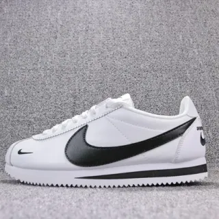 Nike Cortez أبيض وأسود لايف ستايل سنيكرز