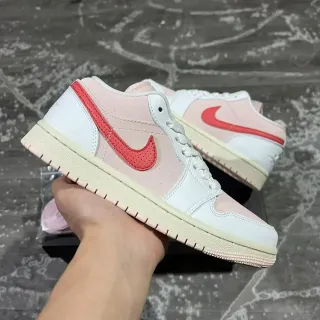 Nike Dunk Low Pale Pink et Red Chaussures Lifestyle