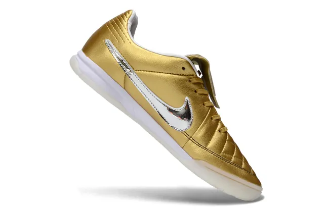 Nike Sapatos de futebol indoor de couro com ponta acolchada em ouro, prata e metálico 2