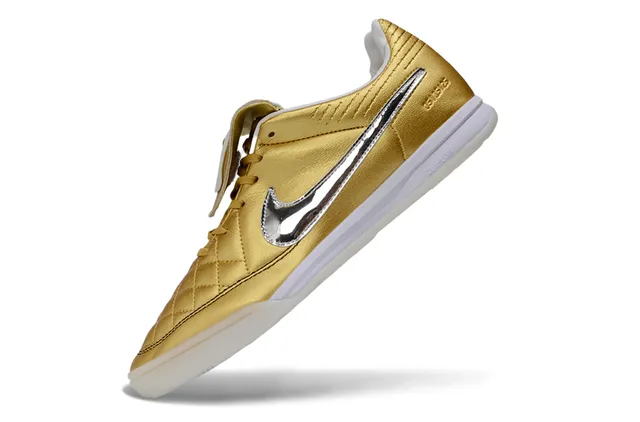 Nike Sapatos de futebol indoor de couro com ponta acolchada em ouro, prata e metálico 3