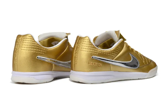 Nike Sapatos de futebol indoor de couro com ponta acolchada em ouro, prata e metálico 5