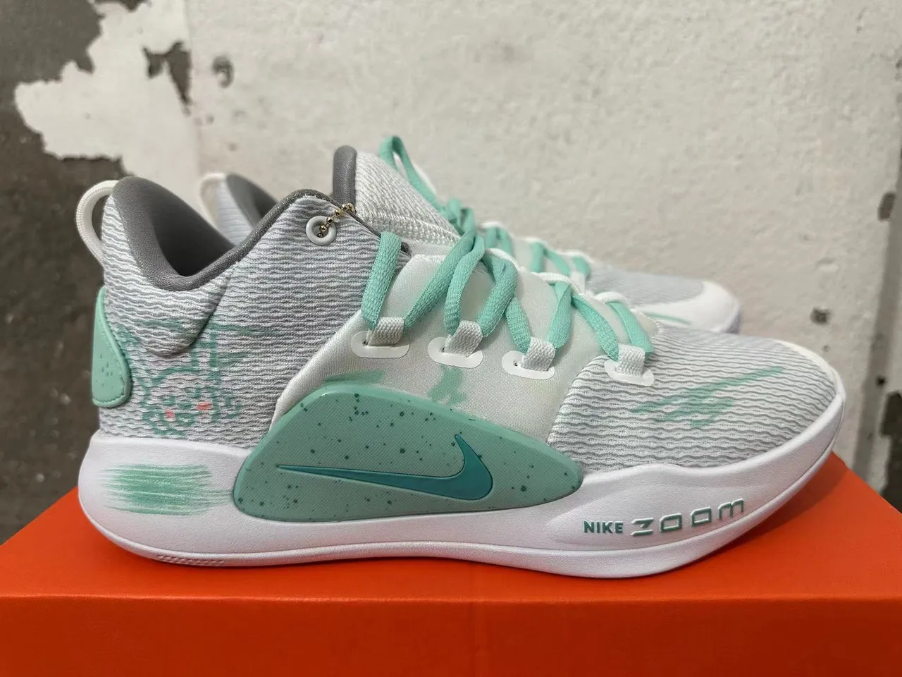 Nike Kyrie White and Mint Green Knit Basketball Shoes 4