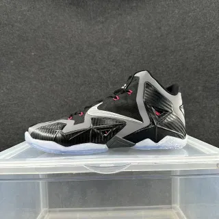 Nike LeBron XI Chaussures de Basketball Noir Argent Rose Fibre de Carbone
