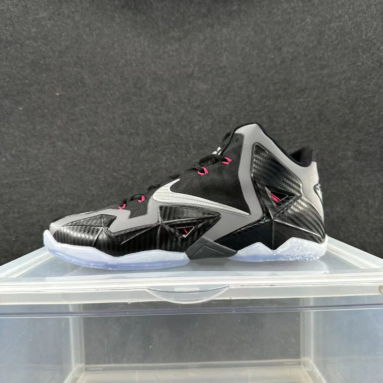 Nike LeBron XI Zapatos de Baloncesto Negro Plata Rosa Fibra de Carbono 2