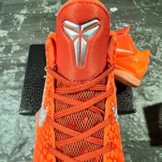 Nike 橙色银色纹理鳞片图案鞋面集成中足带篮球鞋
