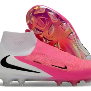 Nike Phantom GT Chaussures de football rose blanc avec upper en knit à ajustement sock-fit, contrefort du talon iridescent et crampons pour terrain ferme