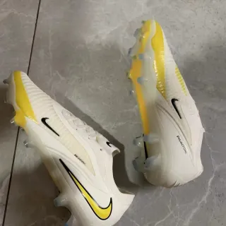 Nike Phantom GT White Yellow Ribbed Forefoot Texture Dynamic Fit Collar Firm-Ground Soccer Shoes