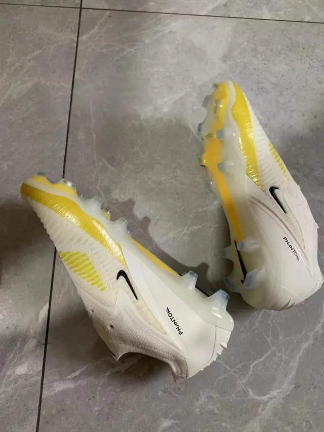 Nike Phantom GT أبيض وأصفر نسيج مموج على مقدمة القدم تثبيت ديناميكي كولار أرض صلبة أحذية كرة القدم 2