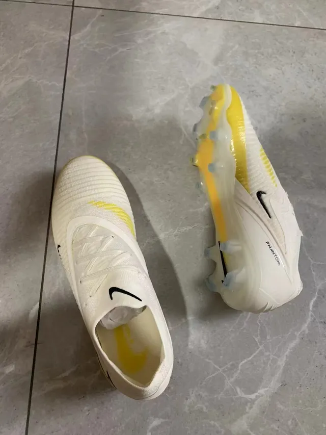 Nike Phantom GT أبيض وأصفر نسيج مموج على مقدمة القدم تثبيت ديناميكي كولار أرض صلبة أحذية كرة القدم 3