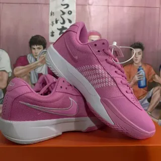 Nike গোলাপি আর সাদা লো-টপ মেশ এবং সিন্থেটিক বাস্কেটবল জুতো