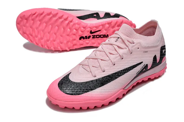 Nike Chaussures de football Turf Flyknit Knit Upper rose et noir avec Swoosh et graphique latéral 3