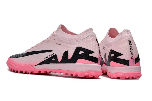 Nike Chaussures de football Turf Flyknit Knit Upper rose et noir avec Swoosh et graphique latéral 4