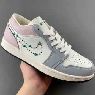 Tênis Nike Lifestyle Rosa Cinza com Studded Swoosh Motif e talão Crocodile-Embossed