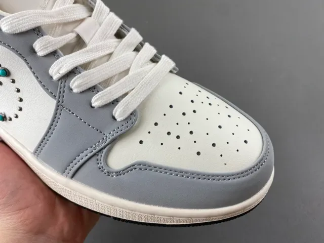 Nike 粉灰 铆钉 Swoosh 图案 鳄鱼压纹 鞋跟 生活方式运动鞋 2