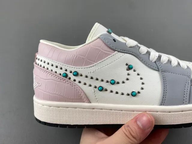 Nike 粉灰 铆钉 Swoosh 图案 鳄鱼压纹 鞋跟 生活方式运动鞋 3