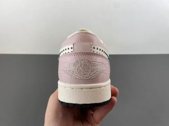 Nike 粉灰 铆钉 Swoosh 图案 鳄鱼压纹 鞋跟 生活方式运动鞋 4
