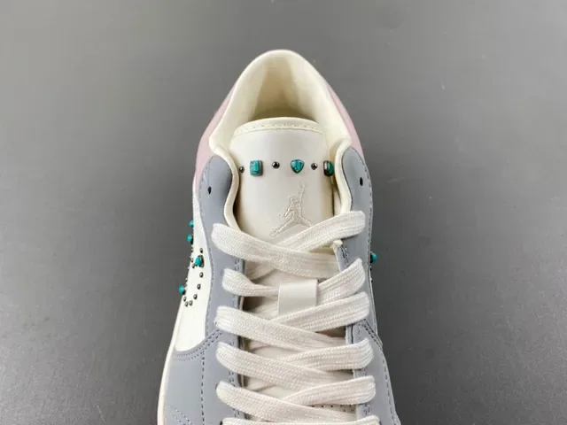 Nike 粉灰 铆钉 Swoosh 图案 鳄鱼压纹 鞋跟 生活方式运动鞋 6