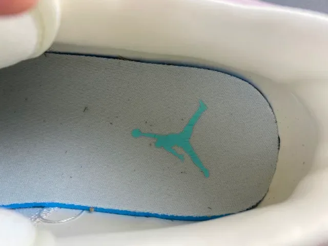 Nike 粉灰 铆钉 Swoosh 图案 鳄鱼压纹 鞋跟 生活方式运动鞋 7