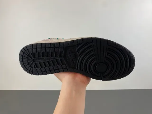 Nike 粉灰 铆钉 Swoosh 图案 鳄鱼压纹 鞋跟 生活方式运动鞋 9