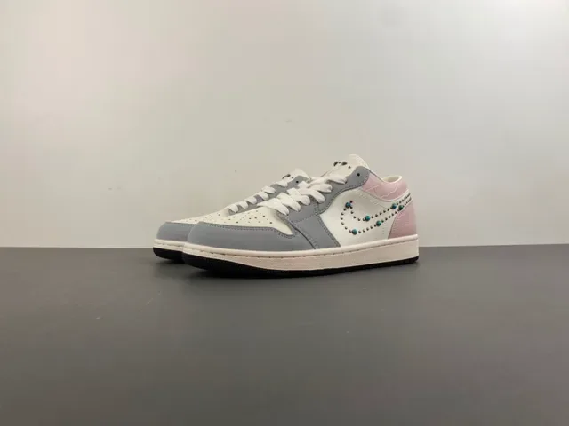 Nike 粉灰 铆钉 Swoosh 图案 鳄鱼压纹 鞋跟 生活方式运动鞋 10
