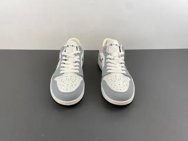 Nike 粉灰 铆钉 Swoosh 图案 鳄鱼压纹 鞋跟 生活方式运动鞋 11