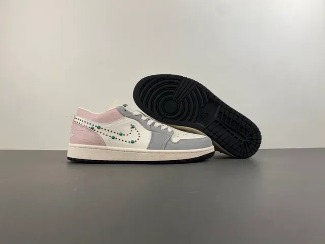Nike 粉灰 铆钉 Swoosh 图案 鳄鱼压纹 鞋跟 生活方式运动鞋 12