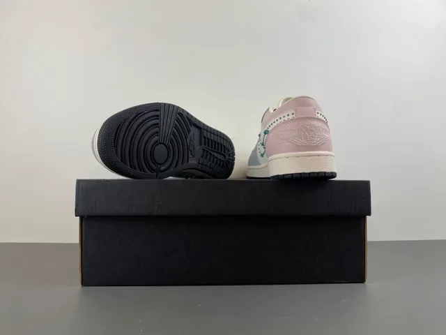Nike 粉灰 铆钉 Swoosh 图案 鳄鱼压纹 鞋跟 生活方式运动鞋 16