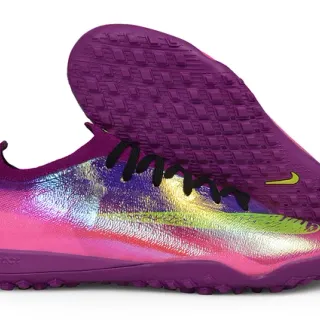 Nike Tênis de futebol turf com upper roxo rosa iridescente holográfico e sola monocromática