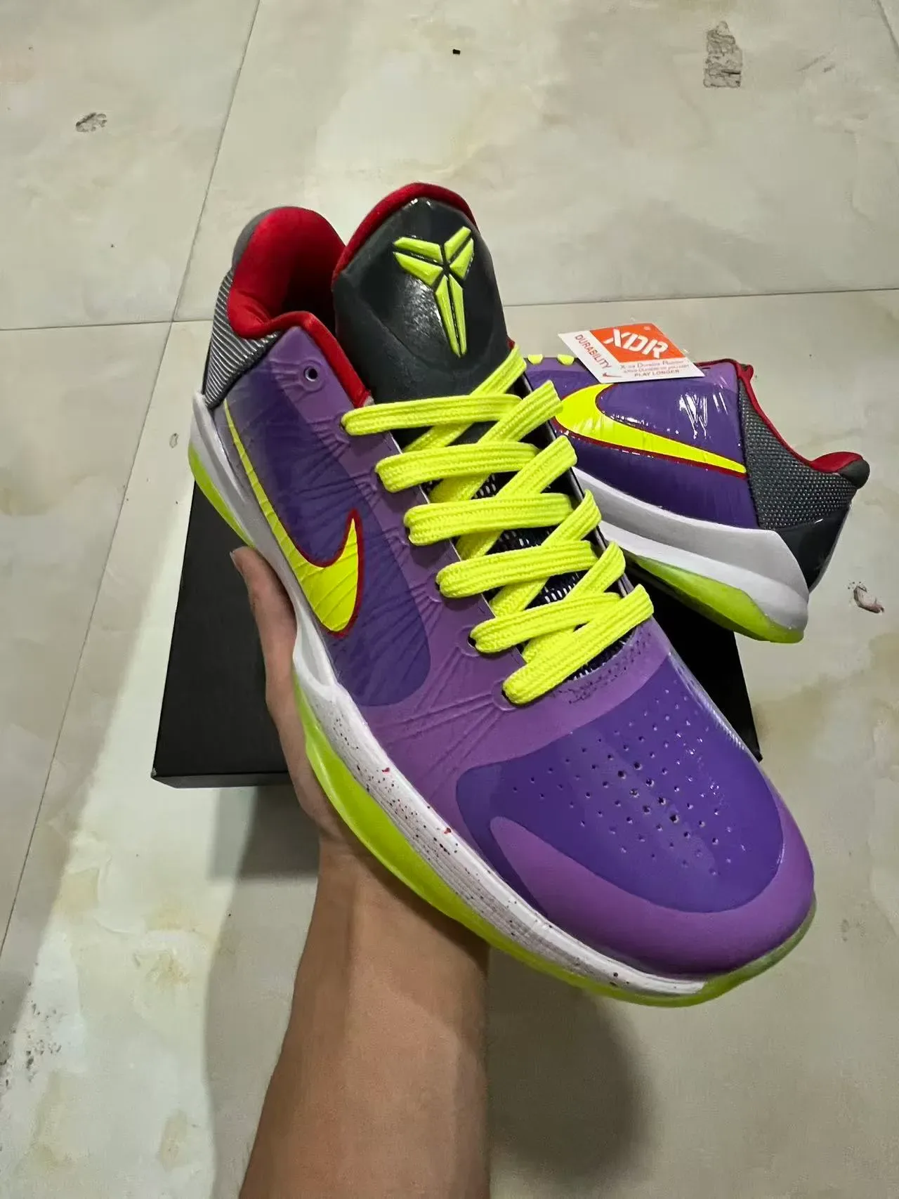 Nike أحذية كرة السلة بنفسجي أصفر لامعة من البولي يوريثان حيوية Swoosh وأربطة 2