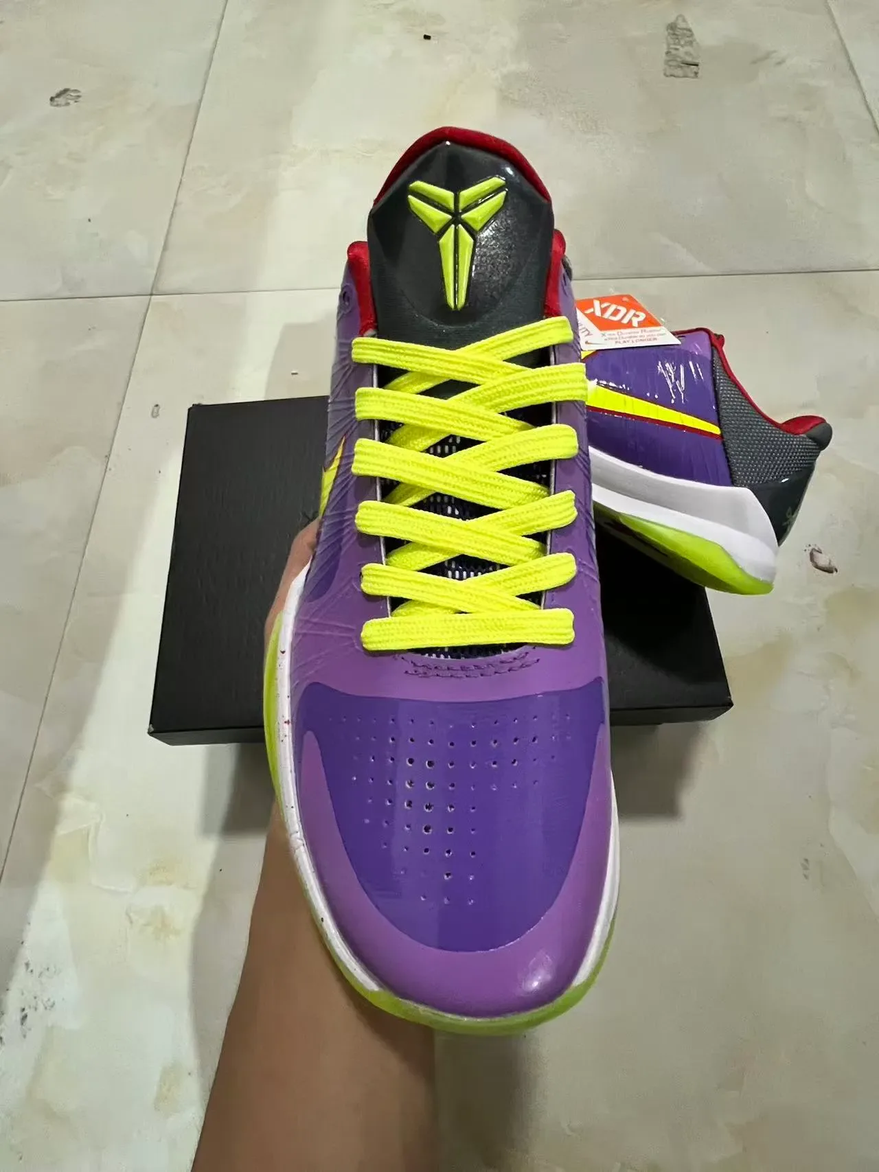 Nike أحذية كرة السلة بنفسجي أصفر لامعة من البولي يوريثان حيوية Swoosh وأربطة 3