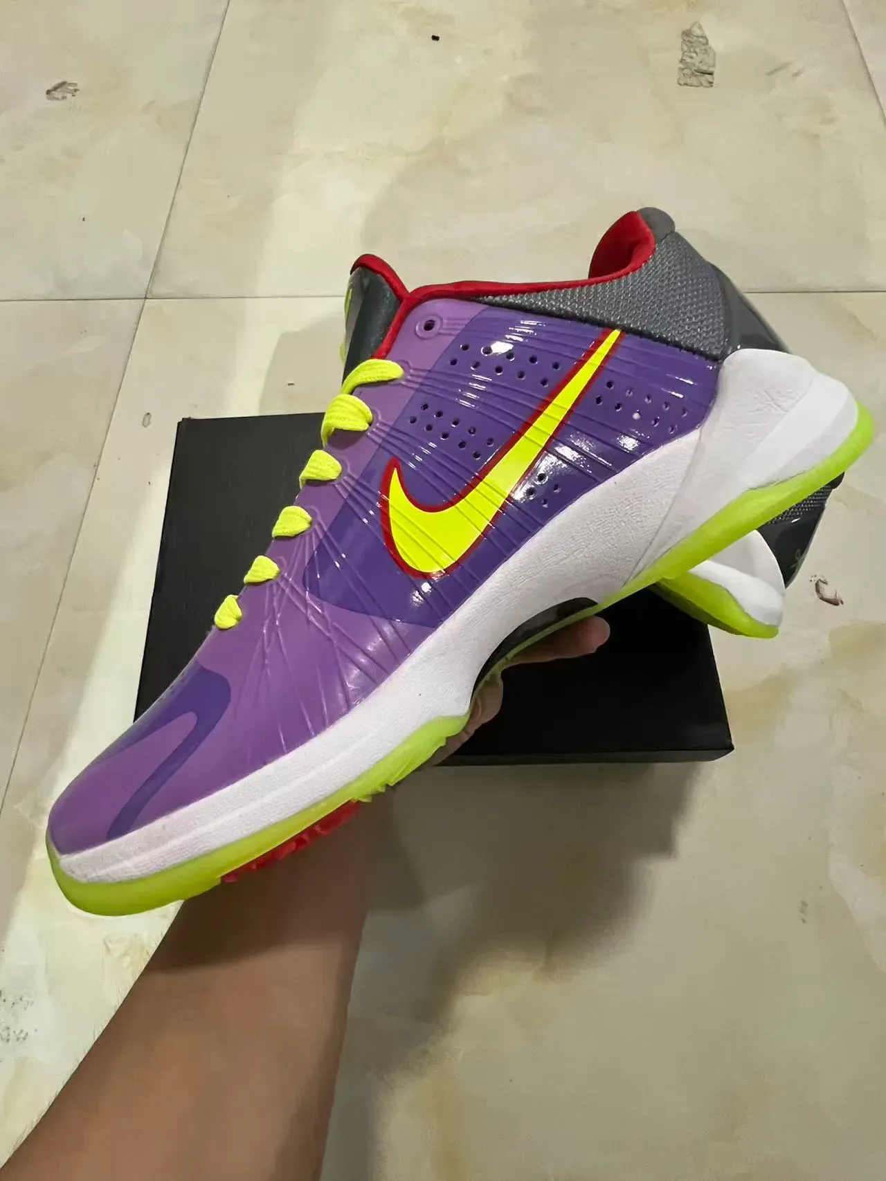 Nike أحذية كرة السلة بنفسجي أصفر لامعة من البولي يوريثان حيوية Swoosh وأربطة 5