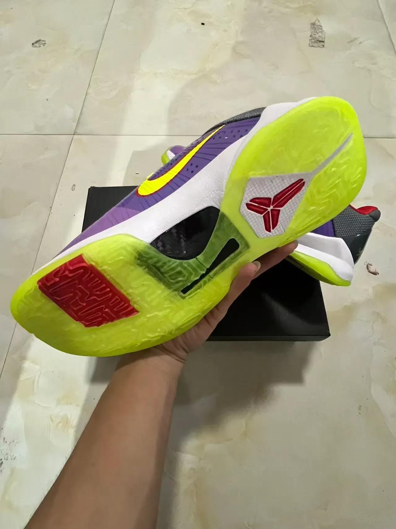 Nike أحذية كرة السلة بنفسجي أصفر لامعة من البولي يوريثان حيوية Swoosh وأربطة 6