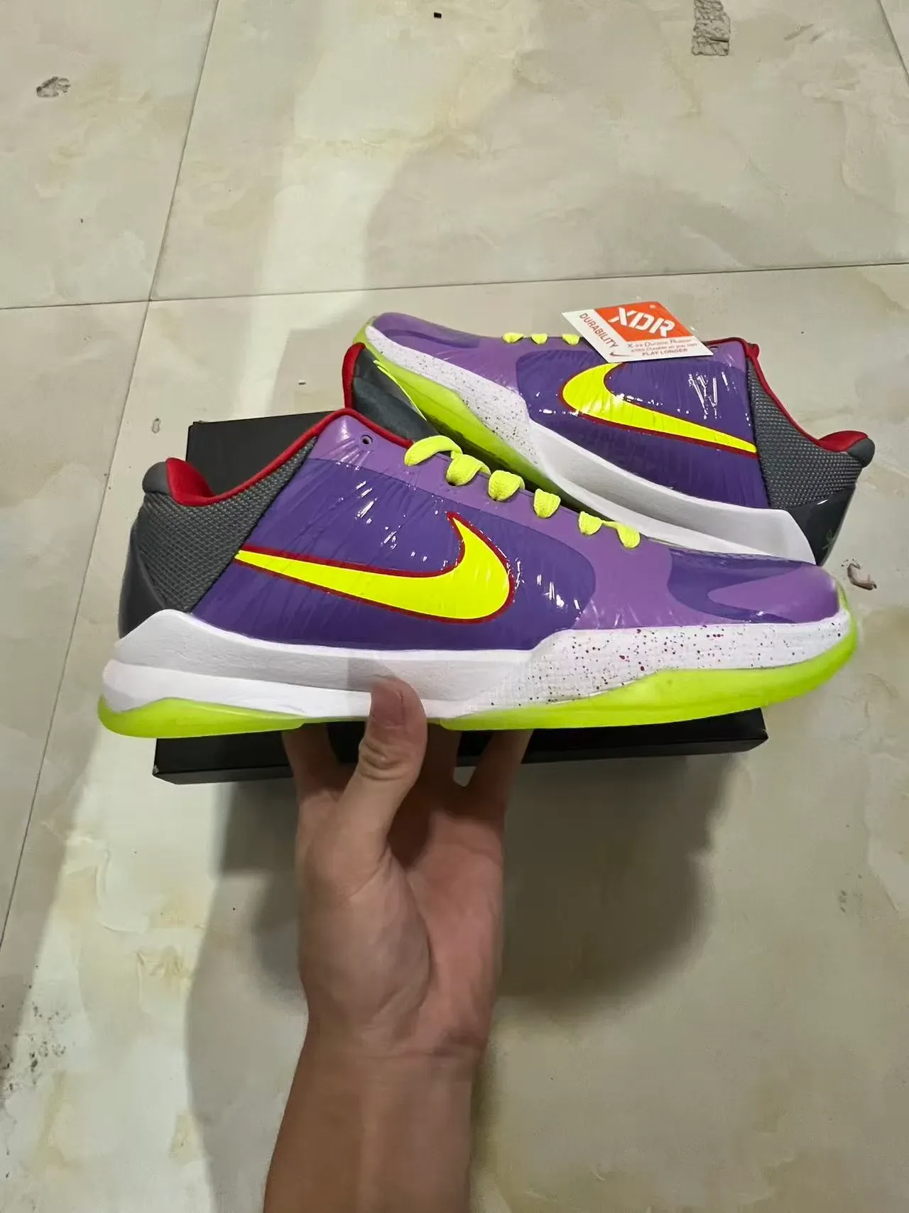 Nike أحذية كرة السلة بنفسجي أصفر لامعة من البولي يوريثان حيوية Swoosh وأربطة 7