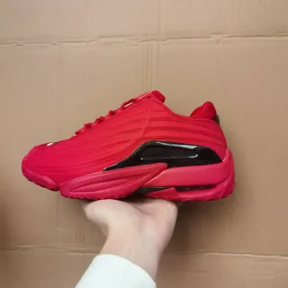 Nike Rojo y Negro Tallado Mediasuela Intermedia Zapato de Baloncesto