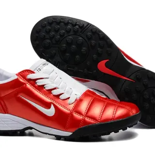 Nike 红色白色光泽合成鞋面绗缝面板构造草地足球鞋