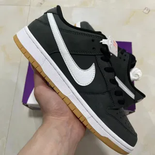Nike SB Dunk Low काला सफेद गम स्केटबोर्ड जूते