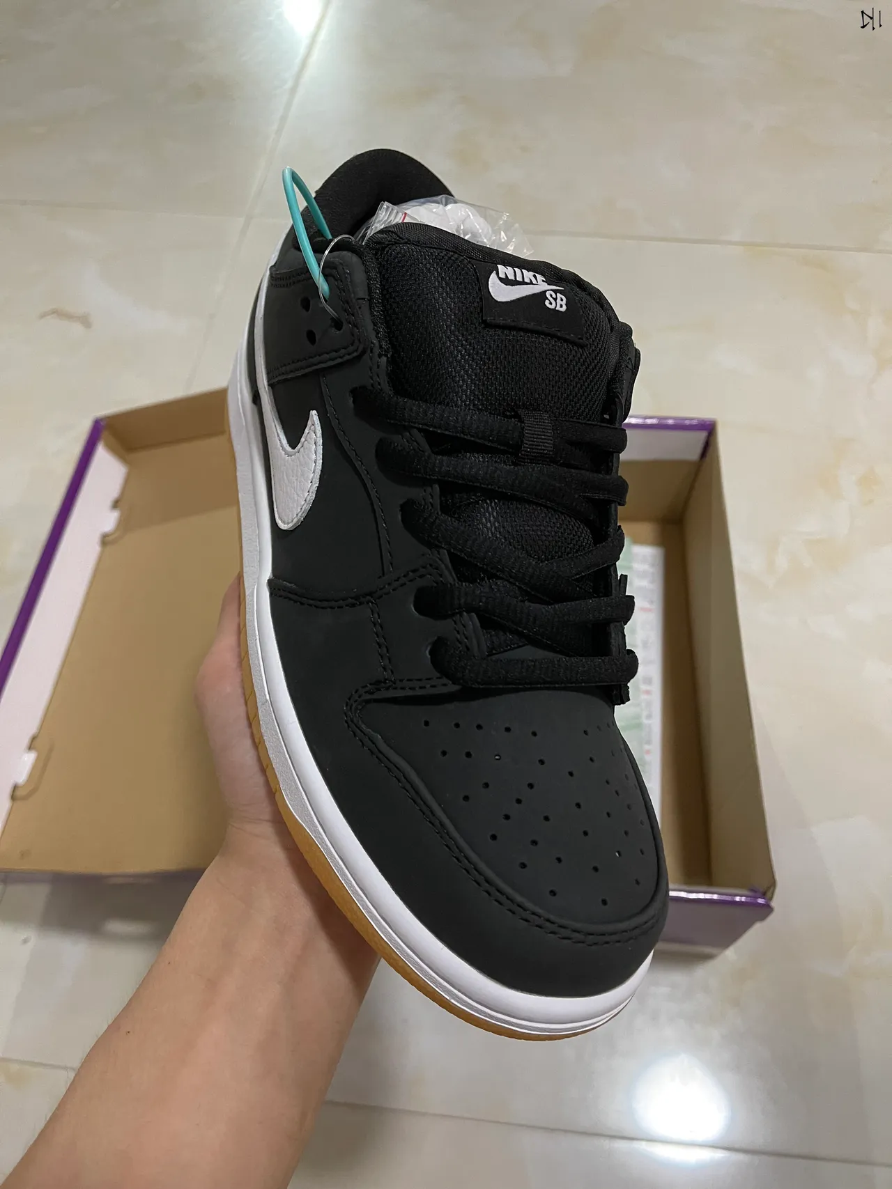 Nike SB Dunk Low काली सफेद गम स्केटबोर्ड जूते 2