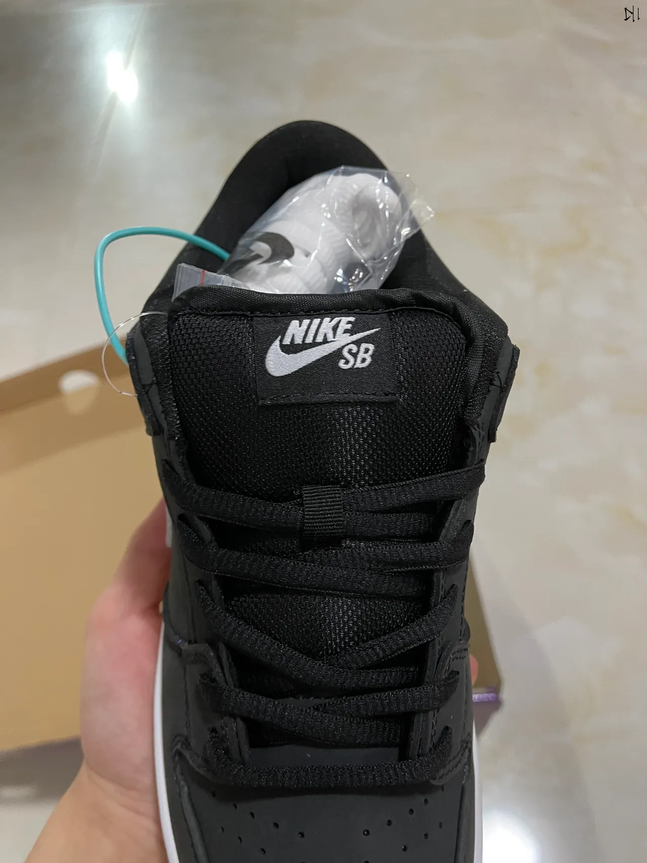 Nike SB Dunk Low काली सफेद गम स्केटबोर्ड जूते 4