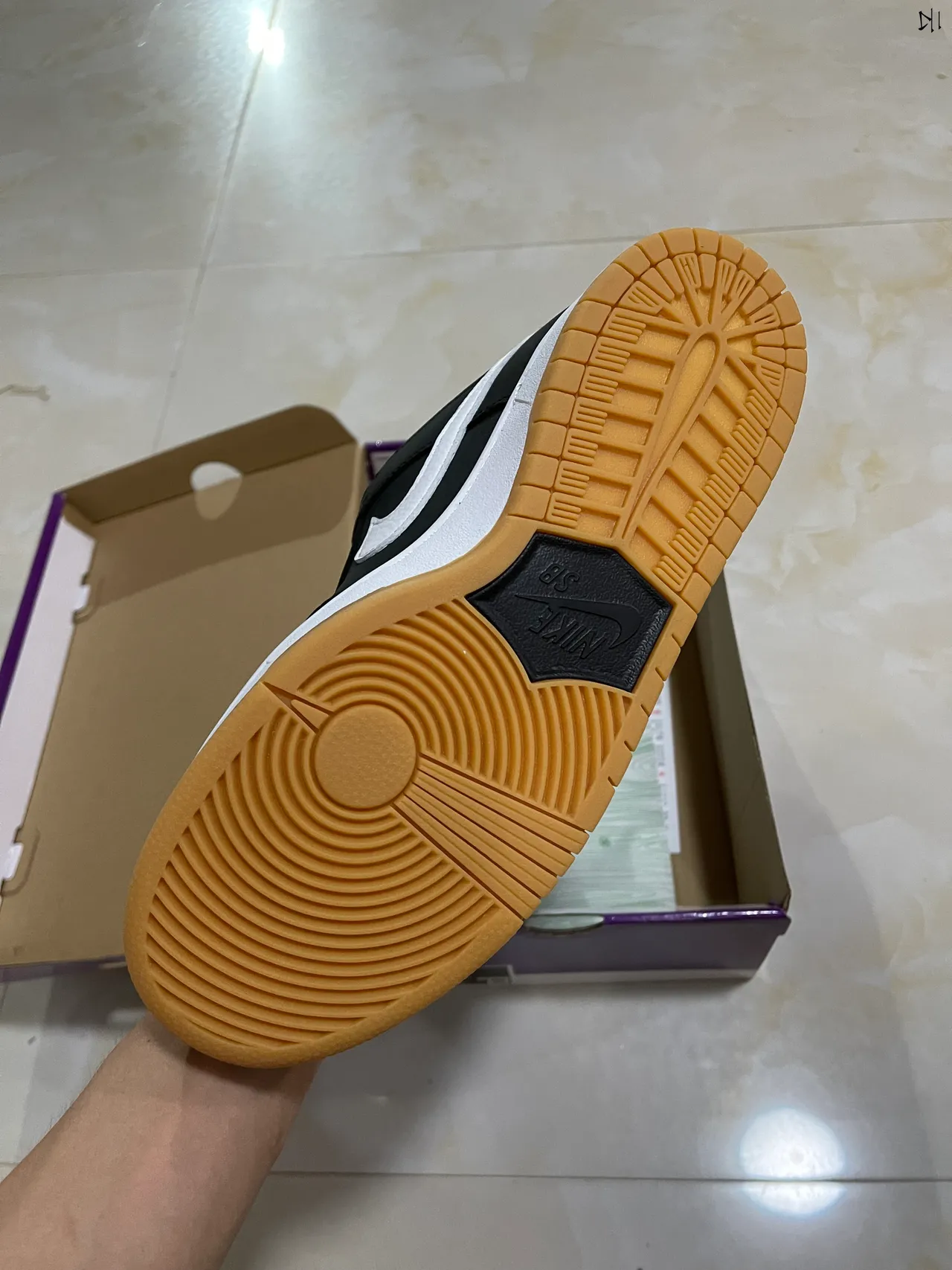 Nike SB Dunk Low काली सफेद गम स्केटबोर्ड जूते 6