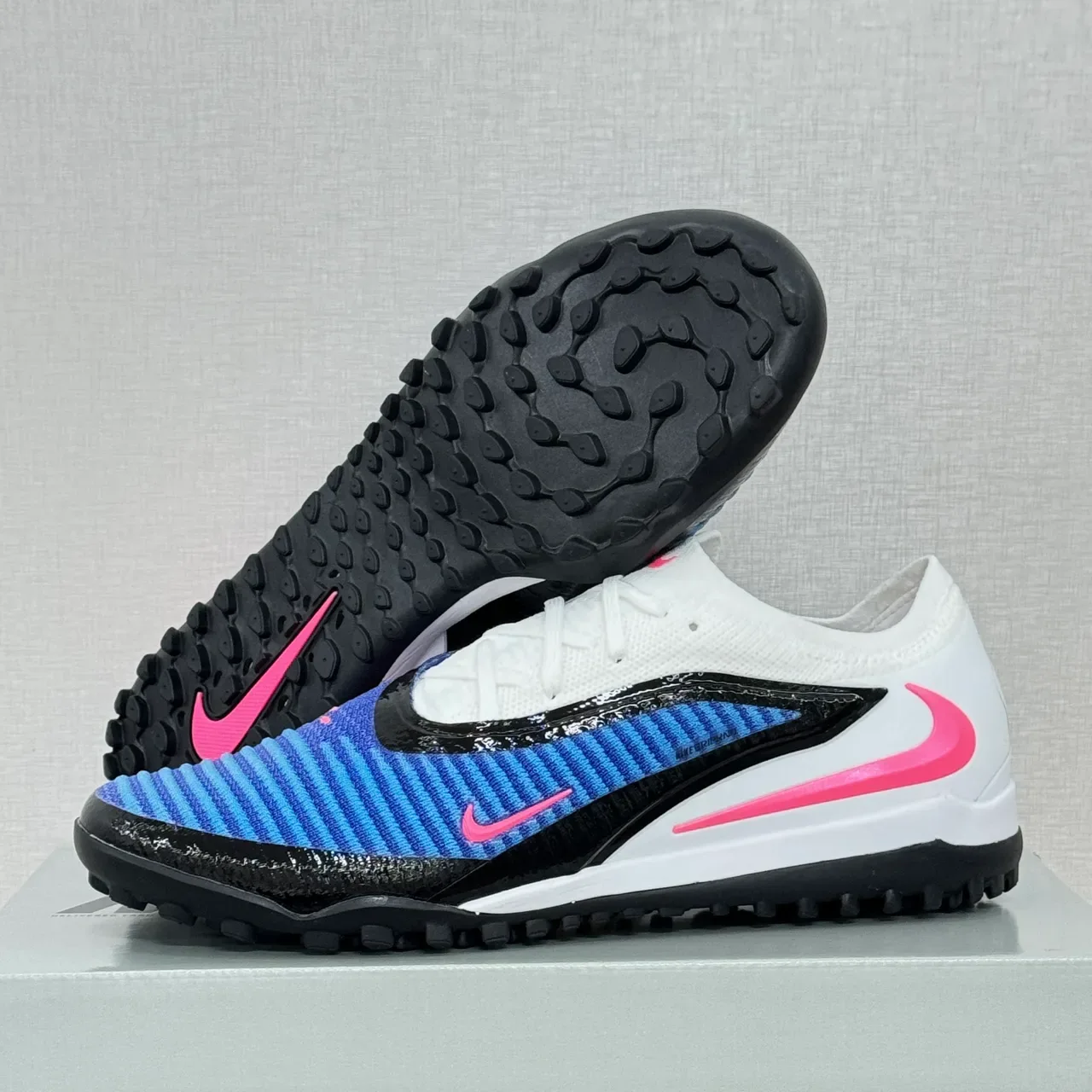 Nike White Blue Low-Cut Knit Upper Turf Soccer Shoes 9