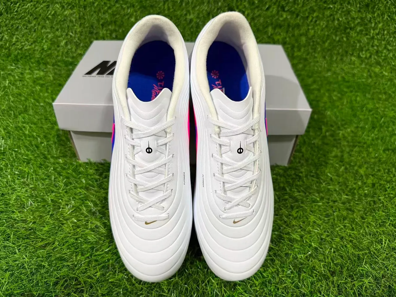 Nike Blanc Bleu basse haut synthétique superposition avant-pied côtelé gazon chaussures de football 3