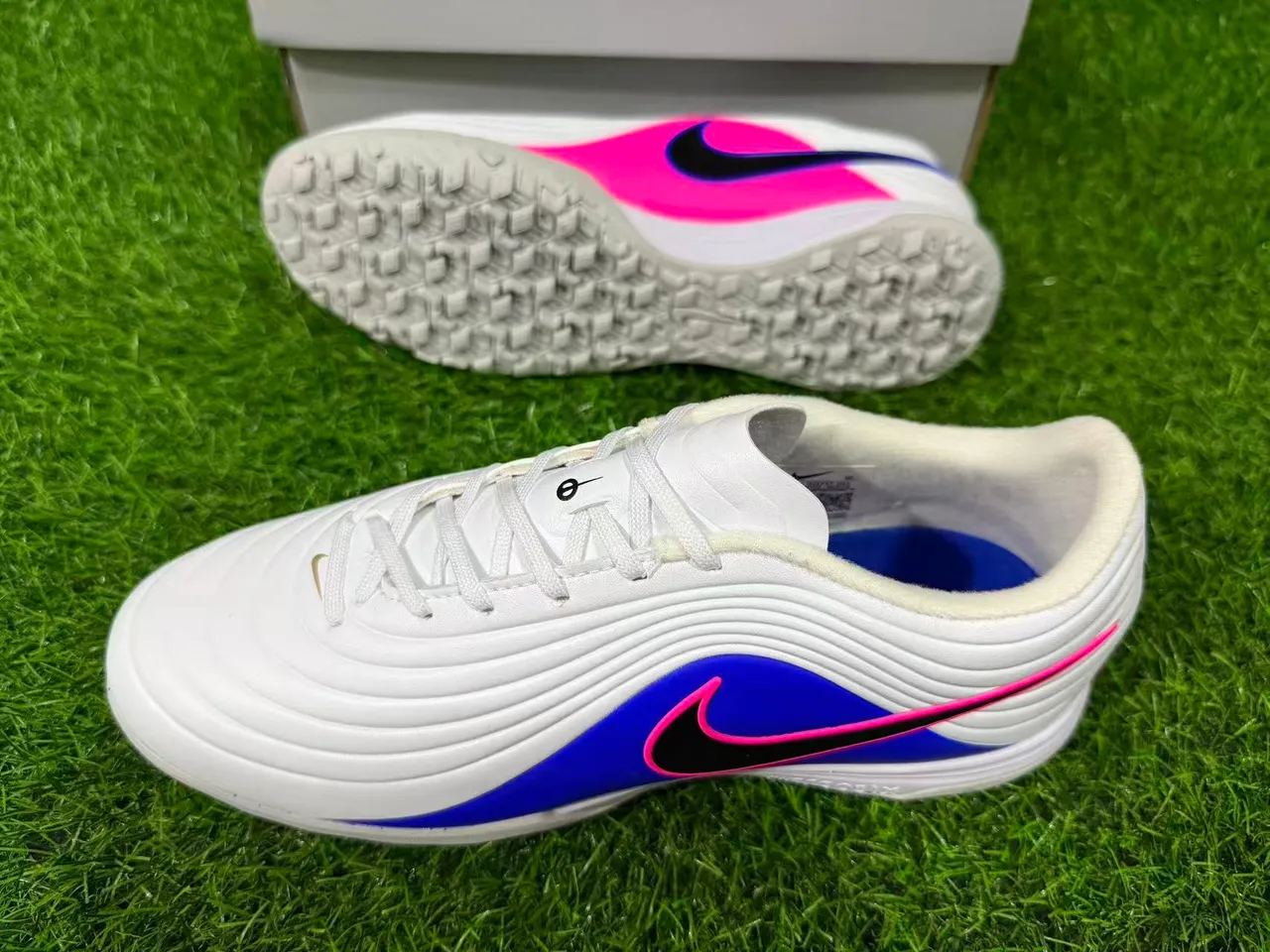 Nike Blanc Bleu basse haut synthétique superposition avant-pied côtelé gazon chaussures de football 4