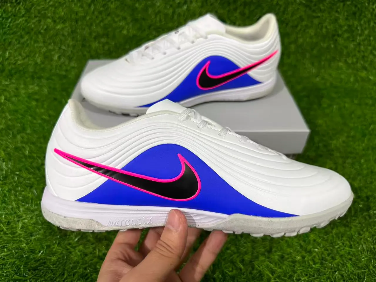 Nike Blanc Bleu basse haut synthétique superposition avant-pied côtelé gazon chaussures de football 7