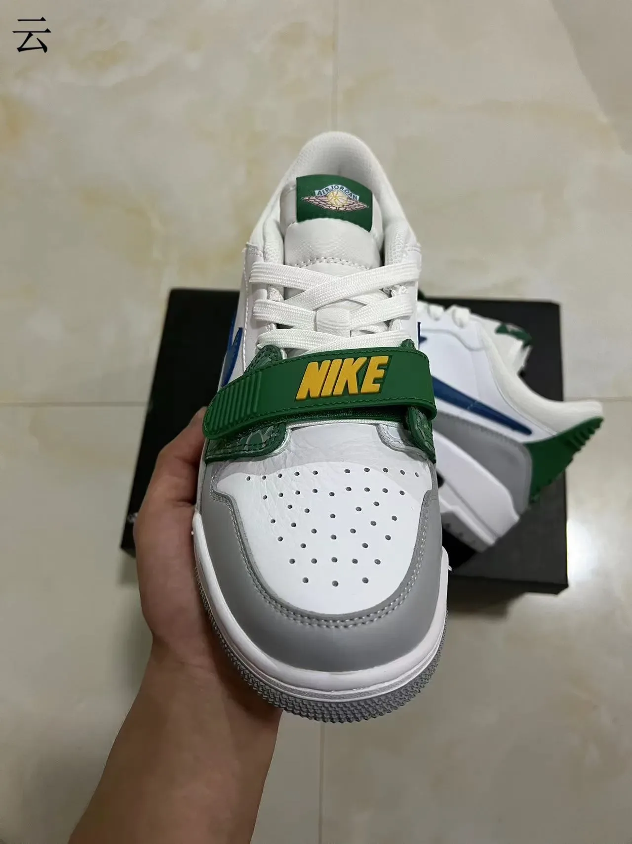 Nike সাদা সবুজ লো-টপ স্ট্র্যাপ লाइফস্টাইল স্নিকার 3