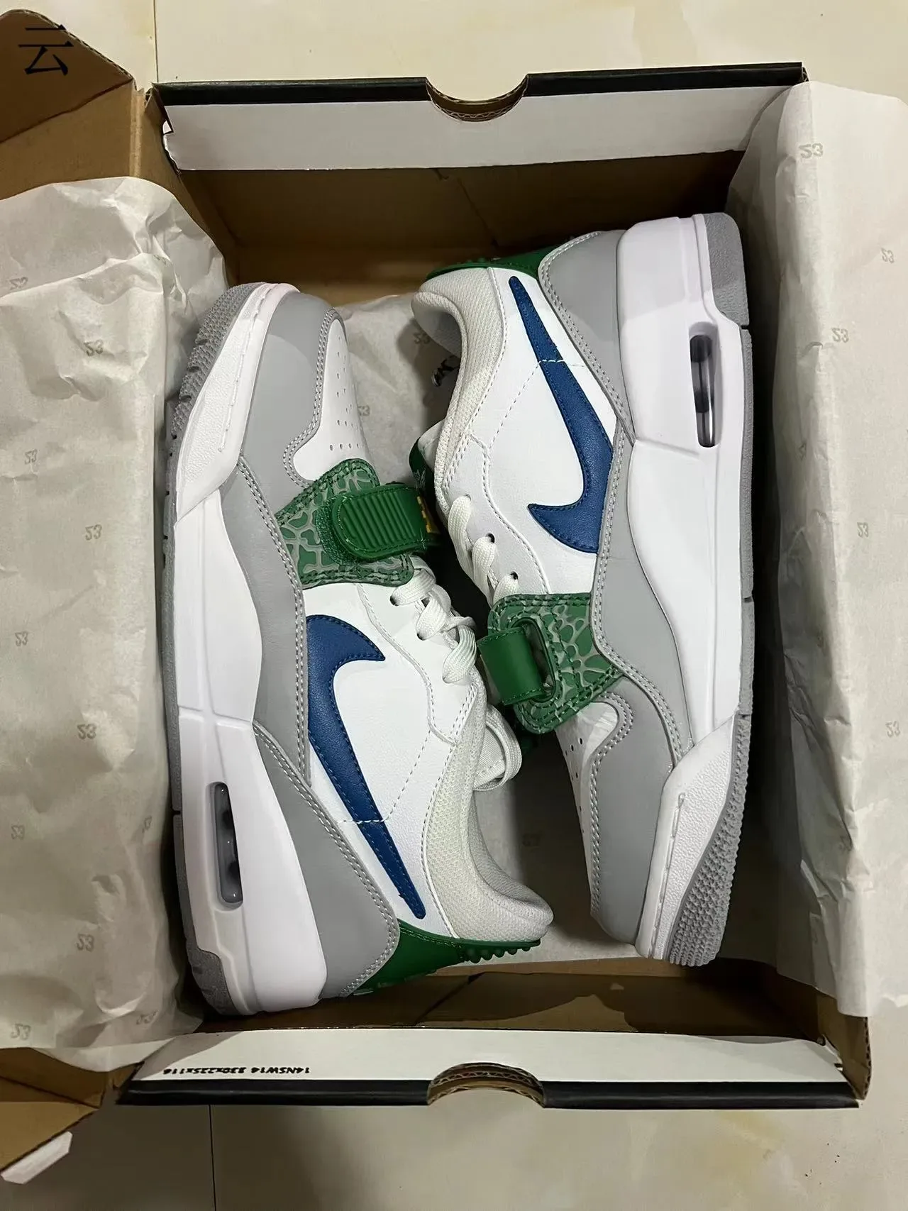 Nike সাদা সবুজ লো-টপ স্ট্র্যাপ লाइফস্টাইল স্নিকার 9
