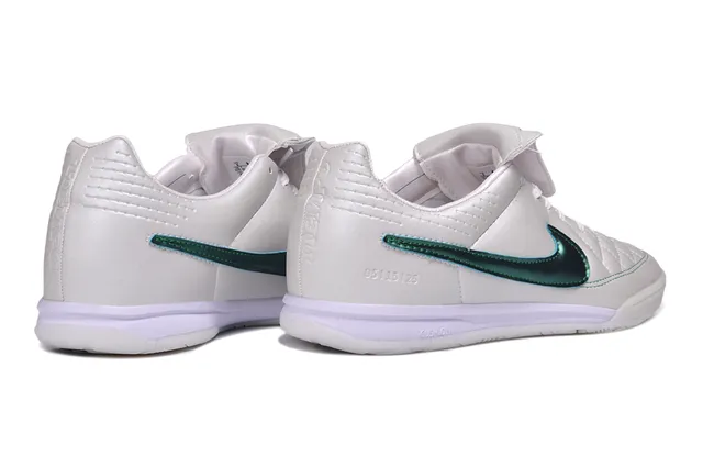 Nike Zapatos de fútbol indoor blanco y verde con empeine sintético acolchado y Swoosh metálico 5
