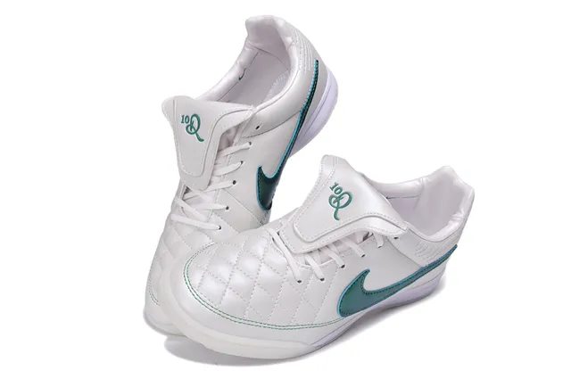 Nike Zapatos de fútbol indoor blanco y verde con empeine sintético acolchado y Swoosh metálico 7