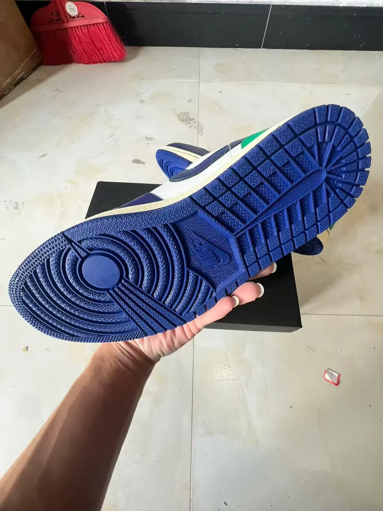 Nike White Navy Low-Top Leather Upper Lifestyle Sneakers 6